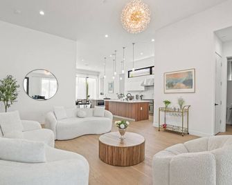 New Lavish Elegant 3BR Home in Mar Vista, Pet Friendly! 10min to Venice Beach! - Los Angeles - Living room