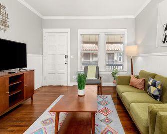 Entire Apartment Near Downtown, Pearl, Riverwalk - San Antonio - Wohnzimmer