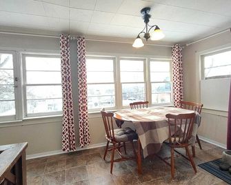 Entire Home in Midland with seasonal Cottage Patio Suite - Midland - Jídelna