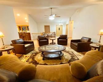 Sleeps 15 Beautiful Home on 1.2 Acre lot Minutes from Lakes, boat dock & beach - 앨버트리아 - 거실