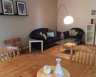 Spacious Apartment With A View Of The Green And Private Terrace - Königswinter - Wohnzimmer