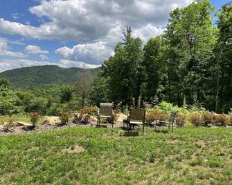 Handcrafted mountain cabin with gorgeous views - North River - Patio