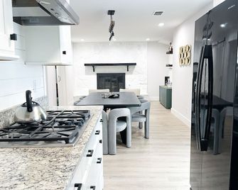 Spacious 3 Bdrm, Southside Home in Savannah w/ Pool - Savannah - Cozinha