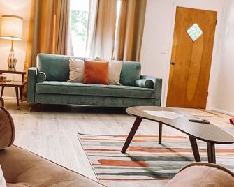Fabulous 50's & Hot Tub - Salina - Living room