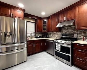 Classic 3 Bed 2 Bath Home With Parking : 2 Min Lga, 15 Min Jfk, 20 Min Manhattan - קווינס - מטבח