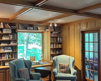 Spectacular South Facing Ultimate Privacy on Jack Lake with your own Sand Beach! - Havelock - Lounge