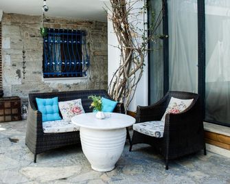 Foca Antik Hotel - Foça - Patio