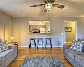 Charming Guesthouse Getaway on 10-Acre Farm! - Harrodsburg - Living room