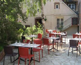 Logis Hotel Restaurant Le Cheval Blanc - Charny-Orée-de-Puisaye - Restaurante