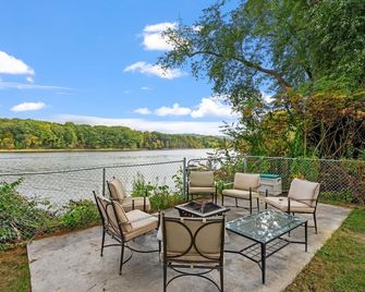 Home on the River - stunning views and Comfy Beds - Waterford - Patio
