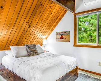 Stunning cabin near golf with cozy patio & game room with Ping Pong, board games - Union - Bedroom