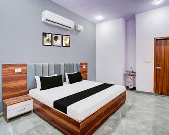Hotel O The Royal Respite (Rr) - Alīgarh - Bedroom