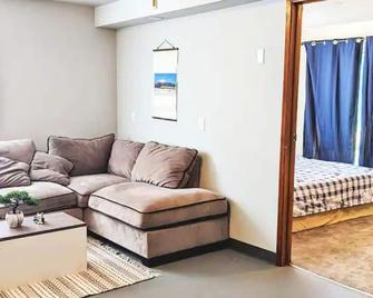Private Guest Suite in West Bellevue Home - Bellevue - Oturma odası