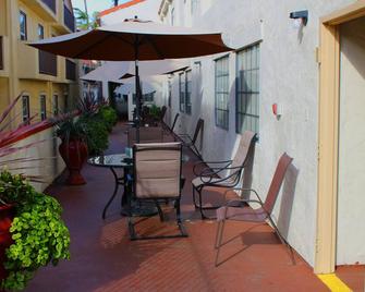 Experience San Diego's Western Charm! 4 Modern Units W/ Free Breakfast - サンディエゴ - テラス