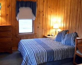 Edgewater Inn & Cottages - Eagle River - Bedroom