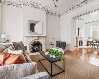 Adelphi I | 3BR Ft Greene w/Backyard Patio & Porch - Brooklyn - Living room