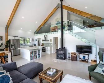Farmhouse Retreat - Carterton - Living room