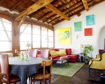 EURO2016 Lyon: artist studio any comfort for 5-6 people Stadium 20mn Lyon - Genay - Dining room