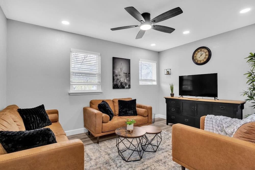 Relax in Central Austin Stylish 2BR Home with Fire Pit & Cozy Space - אוסטין - סלון