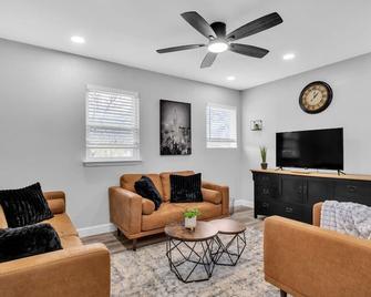 Relax in Central Austin Stylish 2BR Home with Fire Pit & Cozy Space - Austin - Sala de estar