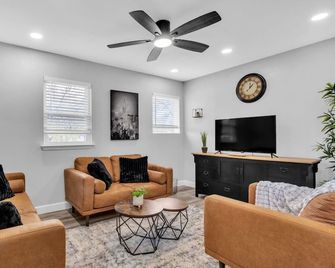 Relax in Central Austin Stylish 2BR Home with Fire Pit & Cozy Space - Austin - Salon