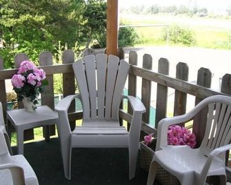 Enchanting Riverfront Getaway w/ Hot Tub/Fire Pit/ Covered Deck, Steps to Beach! - Seaside - Patio