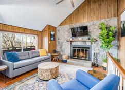 Stone Chalet - Amazing Views, Hot Tub, & Huge Deck - Inwood - Sala de estar