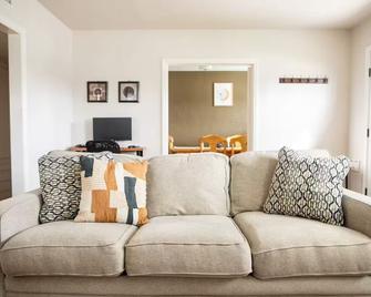 Historic, Family-Friendly Home in Downtown - Bakersfield - Living room