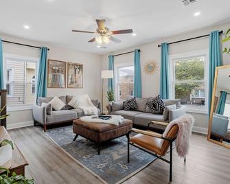 Beautifully Renovated 6br 2ba 2 Blocks To Beach - Atlantic City - Living room