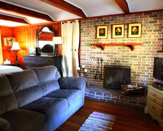 The Pines Cottages - Asheville - Living room