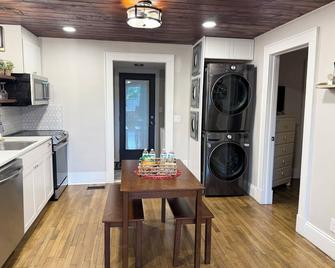 Little Bit-A-Cozy, 2br Retreat - Hickory - Kitchen