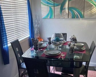 Cozy trendy Condo/Apartment near universal studios 18 min from Disney - Orlando - Dining room