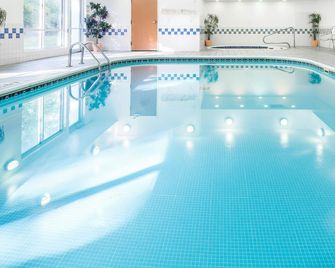 Fairfield Inn & Suites by Marriott Canton - Canton - Piscina