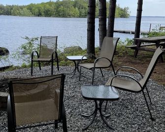 Charming Cabin on Beautiful Big Sebago Lake - Casco - Patio