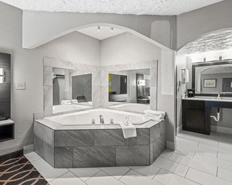 Super 8 by Wyndham Noman West OK - Norman