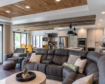Luxe Life on Lake Sallie 4 Bedroom - Detroit Lakes - Wohnzimmer