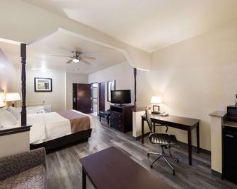 Quality Inn & Suites Terrell - Terrell - Bedroom