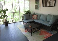 Tall Pines Inn - Eureka Springs - Living room