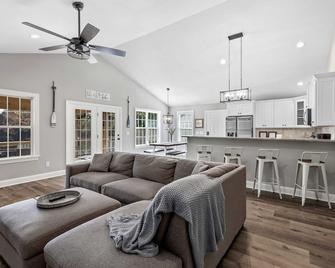 2 Stunning Lakefront Homes: Docks/Fire Pits/Kayaks - Lexington - Huiskamer