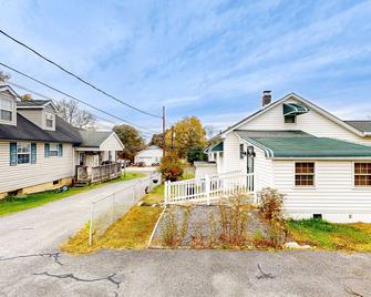 Comfortable home with a work desk, washer/dryer, streaming, & internet - Odenton - Building
