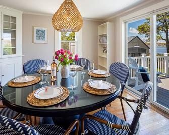 Lovely cape escape with alfresco social space - walk to Colonial Acres Beach - West Yarmouth - Dining room