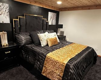 Garden Unit - In Law Suite in Single Family House on 2.5 Acres - West Chicago - Bedroom