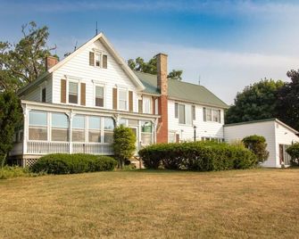 Victorian Riverfront 1BR • Cozy Retreat with River Views & Dock Access - Ogdensburg - Edificio