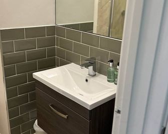 London Inn - Cheltenham - Bathroom