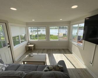 Escape to Winter Wonder and Waterfront Bliss in Wisconsin - Waterford - Sala de estar