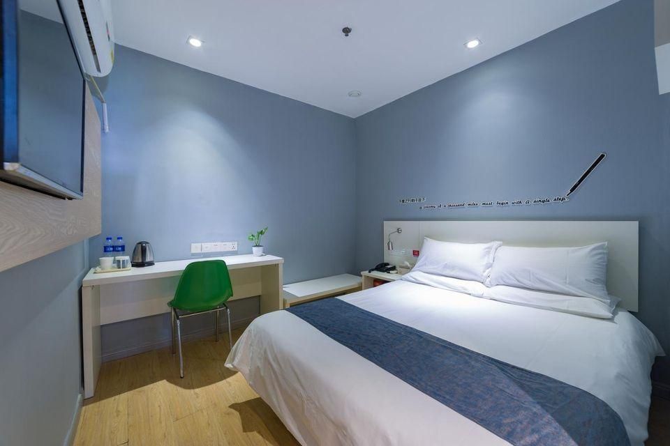 Home Inn Huayi Hotel (Foshan Daliang Huagai Road Pedestrian Street Qinghuiyuan Branch) - فوشان - غرفة نوم