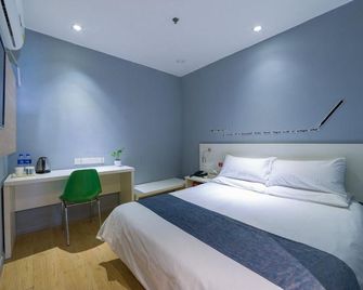 Home Inn Huayi Hotel (Foshan Daliang Huagai Road Pedestrian Street Qinghuiyuan Branch) - فوشان - غرفة نوم