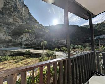 Viktoria Paradise - Devin - Balcón