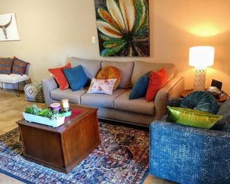 Perfect Lake Retreat - Hot Springs - Living room