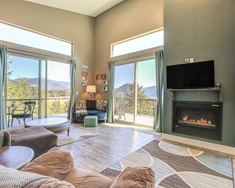 Gorge Retreat - Modern Carson Home with Mtn Views! - Carson - Living room